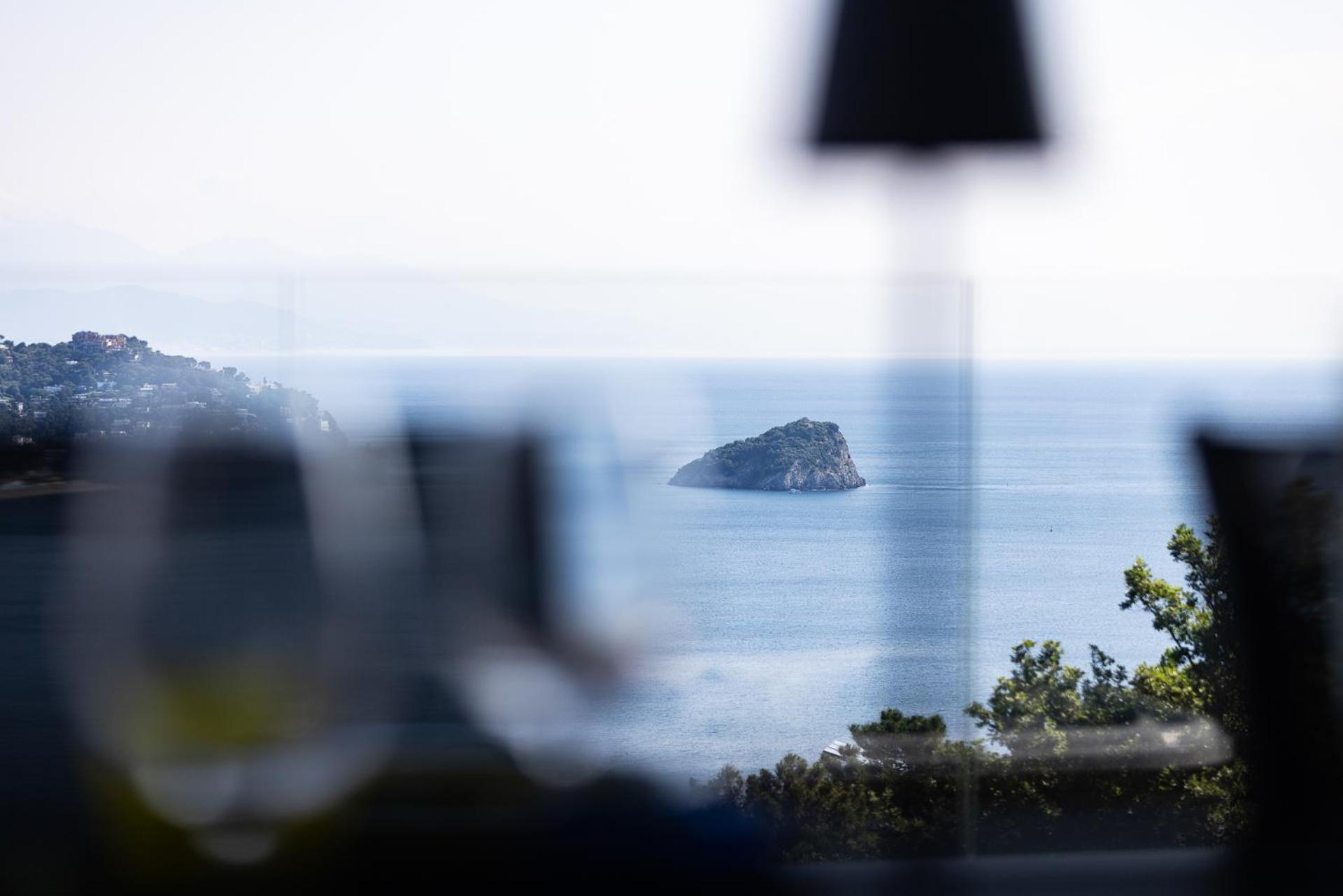 Villa Spettacolare Vista Isola Terrazza E Idromassaggio Noli Exterior foto
